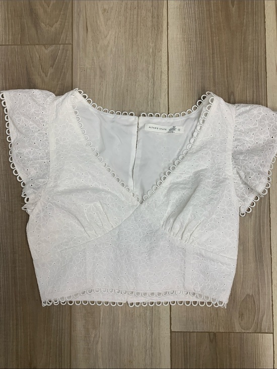 Tops - Altar’d State White Cotton Feminine V neck Short Sleeve Split Back CropTop Sz S